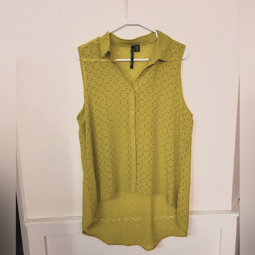 Green sleevless La Classe Couture blouse.